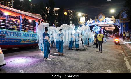 Let's Glow Together Night Parade sur Beach Road à Pattaya en Thaïlande Banque D'Images