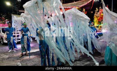 Let's Glow Together Night Parade sur Beach Road à Pattaya en Thaïlande Banque D'Images