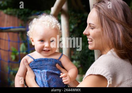 Mes petites joies. Une jeune mère tenant son adorable bébé. Banque D'Images