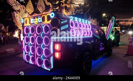 Sound Truck Neon Lights Float let's Glow Together Night Parade sur Beach Road à Pattaya en Thaïlande Banque D'Images