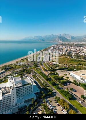 Photo de drone aérienne de la plage et des falaises de Antalya Konyaalti Banque D'Images