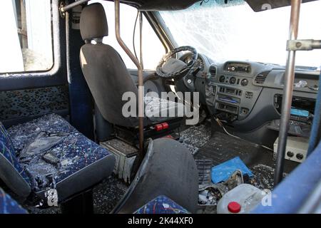 Non exclusif: DNIPRO, UKRAINE - 29 SEPTEMBRE 2022 - Un bus endommagé est photographié après une attaque de nuit de missile russe, Dnipro, Ukraine centrale. Comme Banque D'Images