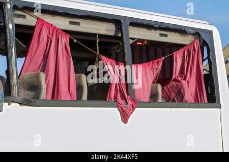 Non exclusif: DNIPRO, UKRAINE - 29 SEPTEMBRE 2022 - les rideaux sont vus dans les fenêtres d'un bus frappé à la suite d'un mi russe de nuit Banque D'Images