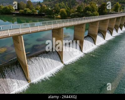vue aérienne de l'eau libérée de la centrale hydroélectrique Banque D'Images