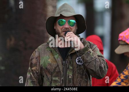 Sydney, Australie. 30th septembre 2022. À l'occasion de la Journée Save the Koala, des manifestants ont organisé un rassemblement pour demander l'intervention du ministre de l'Environnement, James Griffin. Ils disent qu'il devrait faire son travail et sauver les koalas de l'extinction. Les manifestants disent qu'après que 60 000 koalas aient été brûlés vifs dans les feux de brousse de l'été noir, après que le défrichement ait augmenté de 60 % en Nouvelle-Galles du Sud depuis 2017, après que les koalas aient (enfin) été répertoriés comme étant en danger de disparition, notre ministre de l'Environnement et député de Manly ne dit toujours rien faire. Photo : des manifestants à Manly Beach avant la marche au bureau du ministre de l'Environnement James Griffin. Crédit : Banque D'Images