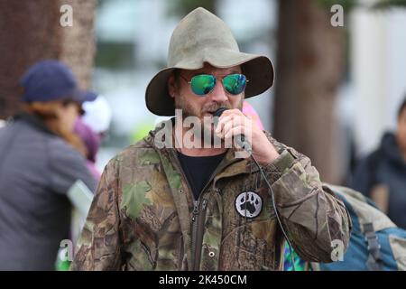 Sydney, Australie. 30th septembre 2022. À l'occasion de la Journée Save the Koala, des manifestants ont organisé un rassemblement pour demander l'intervention du ministre de l'Environnement, James Griffin. Ils disent qu'il devrait faire son travail et sauver les koalas de l'extinction. Les manifestants disent qu'après que 60 000 koalas aient été brûlés vifs dans les feux de brousse de l'été noir, après que le défrichement ait augmenté de 60 % en Nouvelle-Galles du Sud depuis 2017, après que les koalas aient (enfin) été répertoriés comme étant en danger de disparition, notre ministre de l'Environnement et député de Manly ne dit toujours rien faire. Photo : des manifestants à Manly Beach avant la marche au bureau du ministre de l'Environnement James Griffin. Crédit : Banque D'Images