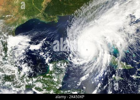 L'ouragan Ian se dirigeant vers la côte de la Floride en septembre 2022 - éléments de cette image fournis par la NASA Banque D'Images