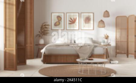 Arrière-plan flou, chambre à coucher de campagne. Lit de mater avec couverture. Parquet, moquette et table, petit-déjeuner avec biscuits. Design intérieur Banque D'Images