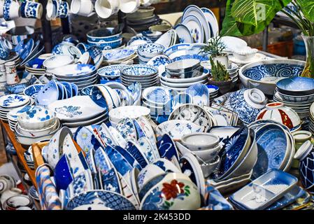 Nha Trang, Khanh Hoa - 8 septembre 2022: De nombreuses assiettes et tasses colorées sur le marché vietnamien Banque D'Images