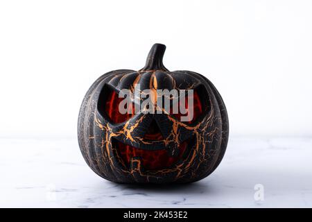 Citrouille d'Halloween noire sur fond de marbre blanc Banque D'Images