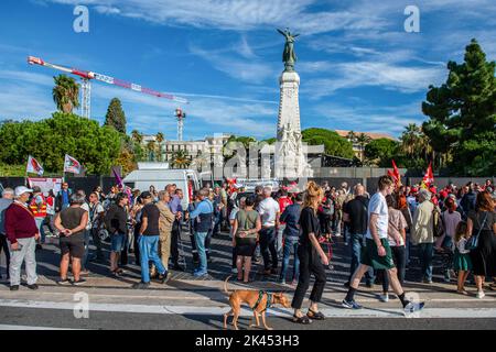 Nice, France. 29th septembre 2022. Vue générale de la foule avant la manifestation. Une manifestation a été organisée pour exiger des salaires plus élevés et contre la réforme des pensions à l'appel de l'Union de la CGT à Nice. Crédit : SOPA Images Limited/Alamy Live News Banque D'Images