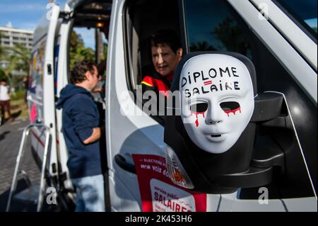 Nice, France. 29th septembre 2022. Un masque est attaché à un véhicule avec le slogan : 'Diploma = salaire' pendant la démonstration. Une manifestation a été organisée pour exiger des salaires plus élevés et contre la réforme des pensions à l'appel de l'Union de la CGT à Nice. Crédit : SOPA Images Limited/Alamy Live News Banque D'Images