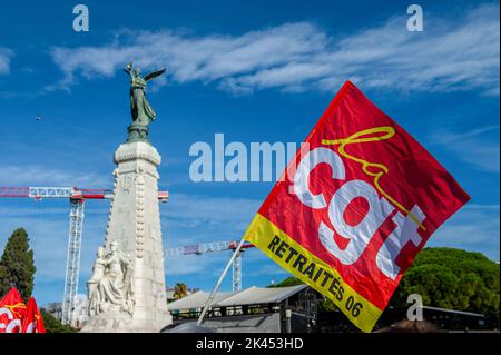 Nice, France. 29th septembre 2022. Un drapeau rouge de la CGT vu pendant la manifestation. Une manifestation a été organisée pour exiger des salaires plus élevés et contre la réforme des pensions à l'appel de l'Union de la CGT à Nice. Crédit : SOPA Images Limited/Alamy Live News Banque D'Images