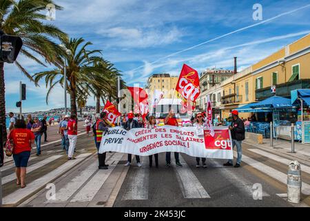 Nice, France. 29th septembre 2022. Une bannière du syndicat de la CGT pour les augmentations de salaire est vue à la tête de la marche. Une manifestation a été organisée pour exiger des salaires plus élevés et contre la réforme des pensions à l'appel de l'Union de la CGT à Nice. Crédit : SOPA Images Limited/Alamy Live News Banque D'Images