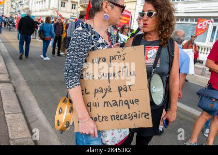 Nice, France. 29th septembre 2022. Deux femmes du parti anticancéreux NPA marchent contre la pauvreté. Une manifestation a été organisée pour exiger des salaires plus élevés et contre la réforme des pensions à l'appel de l'Union de la CGT à Nice. Crédit : SOPA Images Limited/Alamy Live News Banque D'Images