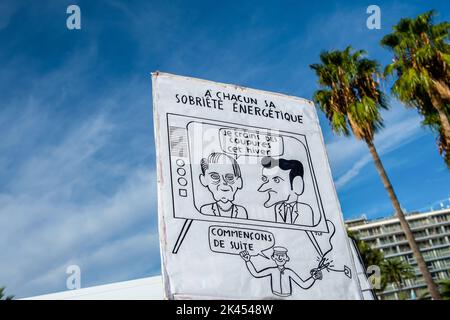 Nice, France. 29th septembre 2022. Les dessins sur un écriteau sont retenus contre le gouvernement français d'Emmanuel Macron. Une manifestation a été organisée pour exiger des salaires plus élevés et contre la réforme des pensions à l'appel de l'Union de la CGT à Nice. (Photo de Laurent Coust/SOPA Images/Sipa USA) crédit: SIPA USA/Alay Live News Banque D'Images