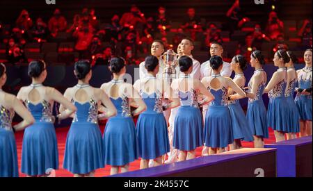 CHENGDU, CHINE - le 29 SEPTEMBRE 2022 - le trophée de la coupe Swaythling est porté lors de la cérémonie d'ouverture des finales des Championnats du monde de l'ITTF 2022 à Hig Banque D'Images