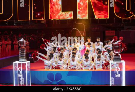 CHENGDU, CHINE - le 29 SEPTEMBRE 2022 - le trophée de la coupe Swaythling (L) et le trophée de la coupe Corbillon sont présentés lors de la cérémonie d'ouverture du monde 2022 de l'ITTF Banque D'Images