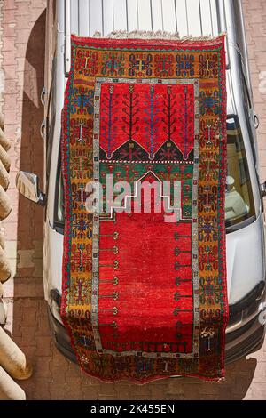 Vente de moquette traditionnelle colorée en plein air dans la rue Konya. Turquie Banque D'Images