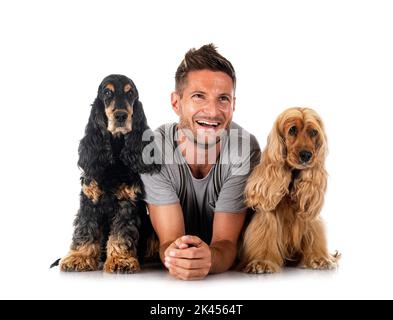 Anglais Cocker Spaniel et propriétaire en face de fond blanc Banque D'Images