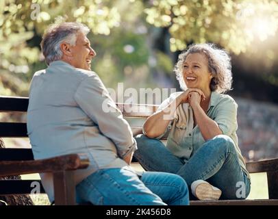 Parc banc, couple et personnes âgées avec amour et bonheur dans la nature appréciant l'été. Sourire heureux de la femme âgée et de l'homme retraite ensemble se détendre Banque D'Images