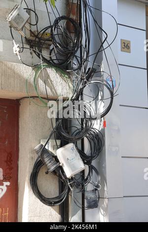 Grands faisceaux de câbles à côté d'une porte d'entrée ; concept de câbles encombrants Banque D'Images