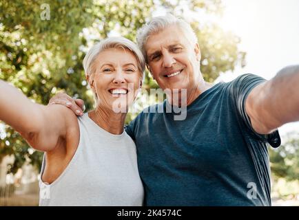 Retraite, fitness et selfie avec couple dans la nature ensemble pour la santé, le bien-être et l'exercice. Sourire, motivation et entraînement sportif avec le vieil homme Banque D'Images