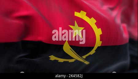 Vue rapprochée du drapeau national de l'Angola qui agite dans le vent. La République d'Angola est un pays situé sur la côte ouest de l'Afrique australe. Tissu Banque D'Images