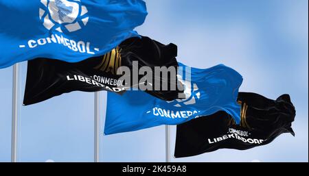 Buenos Aires, ARG, sept 2022: Drapeaux avec le logo CONMEBOL et Libertadores. CONMEBOL Libertadores est une compétition de football sud-américaine pour Banque D'Images