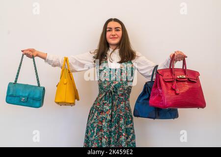 Londres, Royaume-Uni. 30 septembre 2022 . Un membre du personnel de Bonhams détient une collection de sacs à main de designer de luxe pendant la photocall de presse de sacs à main de designer et la vente de mode à Bonhams Knighstbridge. La vente aura lieu le 4 octobre. Credit: amer ghazzal / Alamy Live News. Banque D'Images