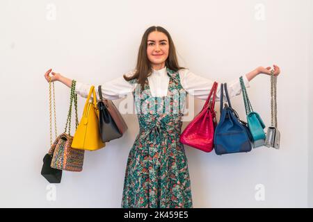 Londres, Royaume-Uni. 30 septembre 2022 . Un membre du personnel de Bonhams détient une collection de sacs à main de designer de luxe pendant la photocall de presse de sacs à main de designer et la vente de mode à Bonhams Knighstbridge. La vente aura lieu le 4 octobre. Credit: amer ghazzal / Alamy Live News. Banque D'Images