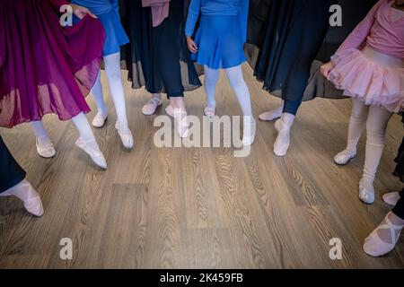 Londres, Royaume-Uni. 30th septembre 2022. École de ballet musulman. Grace & Poise Academy, la première école de ballet musulmane fondée par Maisie Alexandra Byers, continue de se développer et de se développer. Depuis son ouverture en 2019, l'académie est désormais présente sur plusieurs sites au Royaume-Uni. Grace & Poise apporte le ballet à la communauté musulmane des premières années à l'âge adulte dans le but de fournir des espaces de soutien et d'inclusion aux étudiants en danse. Credit: Guy Corbishley/Alamy Live News Banque D'Images