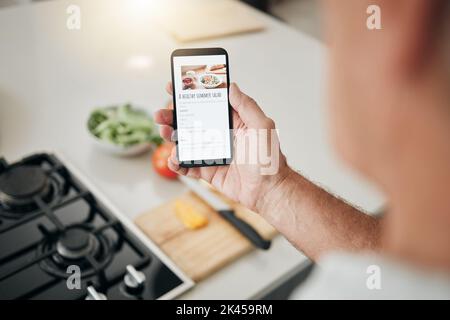 Écran de téléphone, recette de cuisine et homme avec des informations de salade de cuisine saine sur le site Web, blog numérique ou l'application de nourriture végétalienne. Main avec smartphone, Internet Banque D'Images