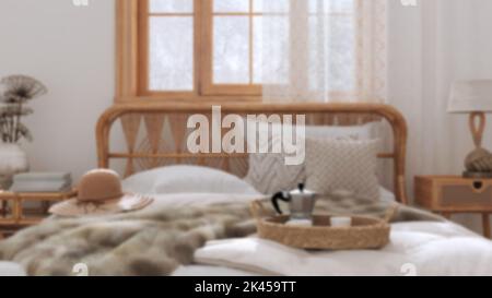 Arrière-plan flou, lit de campagne en gros plan. Chambre boho chic avec meubles en rotin, couverture en fourrure, oreillers, couette et décors. Décoration intérieure de la ferme Banque D'Images