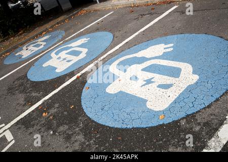 des baies vides dans un point de recharge de véhicule électrique à st helens angleterre royaume-uni Banque D'Images