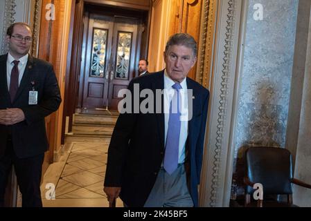Washington, DC, 29 septembre 2022. Le sénateur américain Joe Manchin III (démocrate de Virginie occidentale) quitte la salle du Sénat après avoir voté sur une résolution continue qui, si elle est adoptée, financera le gouvernement américain de 1 octobre à 16 décembre, au Capitole à Washington, DC, jeudi, 29 septembre 2022. Photo de Cliff Owen/CNP/ABACAPRESS.COM Banque D'Images
