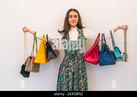 Londres, Royaume-Uni. 30 septembre 2022 . Un assistant de Bonhams avec une collection de sacs à main de luxe dont Chanel, Dior et Hermès à la prévisualisation des sacs à main de luxe de Bonhams et de la vente de mode. La vente aura lieu le 4 octobre. Credit: amer ghazzal / Alamy Live News. Banque D'Images