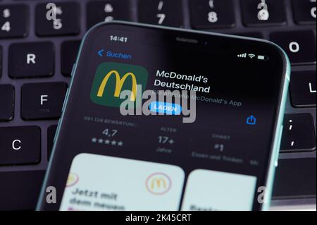 Mayence, Allemagne - 25 septembre 2022: Icône de l'application McDonalds Deutschland sur Un écran de smartphone en Allemagne Banque D'Images