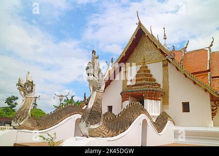 Temple Wat Phumin, que le bâtiment principal combine Ubosot et Wiharn (salle de culte et salle d'ordination) situé dans la province de Nan, en Thaïlande Banque D'Images