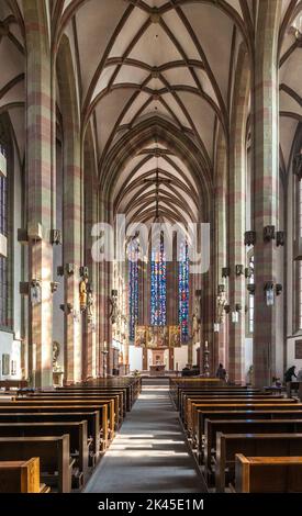 Vue magnifique de la nef vers le haut autel avec des côtes de croix à l'intérieur de la célèbre église catholique romaine Marienkapelle construite dans le style gothique... Banque D'Images