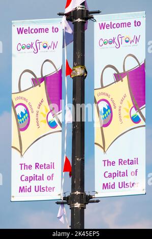 Signe sur un lampost annonçant Cookstown comme la capitale de la vente au détail de Mid Ulster en Irlande du Nord. Banque D'Images