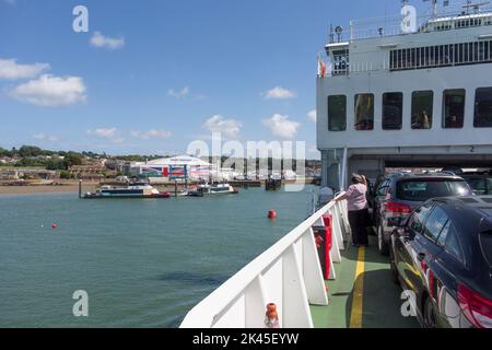 Ferry approchant le port à East Cowes, île de Wight, Royaume-Uni Banque D'Images