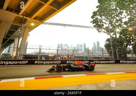 Singapour. 30th septembre 2022. Singapour, 30/09/2022, 11 PEREZ Sergio (mex), Red Bull Racing RB18, action pendant la Formule 1 Singapore Airlines Grand Prix de Singapour 2022, 17th tour du Championnat du monde de Formule 1 FIA 2022 de 30 septembre à 02 octobre 2022 sur le circuit de rue Marina Bay, À Singapour - photo Florent Gooden / DPPI crédit: DPPI Media/Alay Live News Banque D'Images