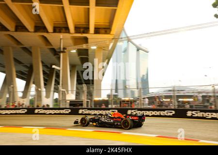 Singapour. 30th septembre 2022. Singapour, 30/09/2022, 01 VERSTAPPEN Max (nld), Red Bull Racing RB18, action pendant la Formule 1 Singapore Airlines Grand Prix de Singapour 2022, 17th tour du Championnat du monde de Formule 1 FIA 2022 de 30 septembre à 02 octobre 2022 sur le circuit de rue Marina Bay, À Singapour - photo Florent Gooden / DPPI crédit: DPPI Media/Alay Live News Banque D'Images