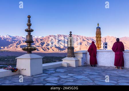 Deux moines sur le toit au monastère de Thikse (Gompa), Ladakh, Inde Banque D'Images