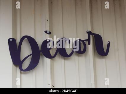 Panneau métallique vintage sur le mur extérieur des petites entreprises locales - décor Banque D'Images