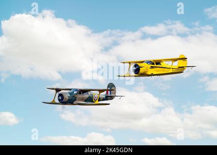 Avion de la Guerre mondiale de 2; Beech Model 17 Stagerwing plane- deux Beech Stagerwings volant; un biplan de 1930s utilisé en WW2 Banque D'Images