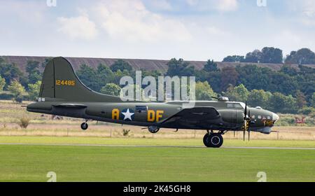 Boeing B-17 Flying Fortress WW2 bombardier américain Sally B, au musée impérial de la guerre Duxford Cambridgeshire Royaume-Uni Banque D'Images