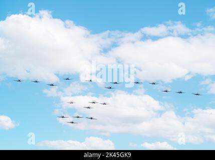 Avions de la Guerre mondiale 2 - un groupe de 15 spitfires et 4 avions de chasse Hawker Hurricanes survolant le Musée impérial de la guerre Duxford au Royaume-Uni Banque D'Images