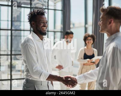 Féliciter les nouveaux partenaires dans le bureau moderne Banque D'Images